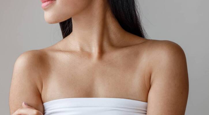 Comment rajeunir son décolleté en médecine esthétique ?| Centre Laserio | Paris 8