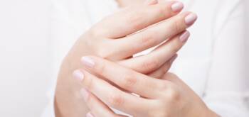 Le laser est-il efficace sur les taches brunes des mains ? | Centre Laserio | Paris 8