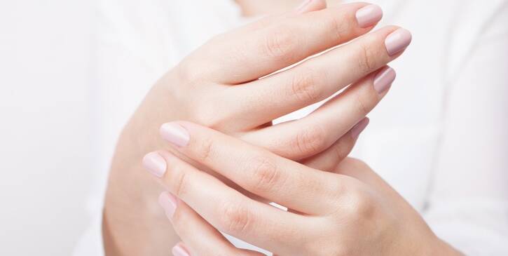 Le laser est-il efficace sur les taches brunes des mains ? | Centre Laserio | Paris 8