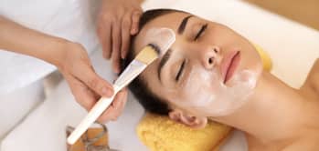 Le peeling est-il efficace contre l’acné ? | Centre Laserio | Paris 8